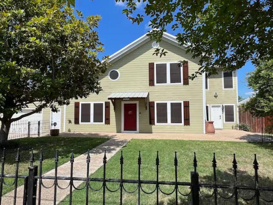 NEW! Historic 5 BR/4BA/Garagex2 "Waco Bear Den" Downtown w/ Hot Tub