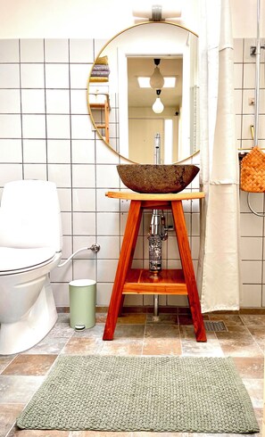 Douche, sèche-cheveux, serviettes fournies, savon