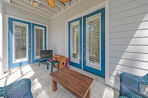 Terrace/patio - Memory Maker II~Modern Home in Seagrove Beach 30a~ Trails, beach gear, and more! (Santa Rosa Beach)