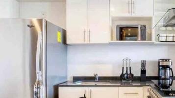 Frigorífico, microondas, horno y cafetera o tetera