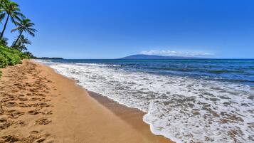 Chaises longues, serviettes de plage