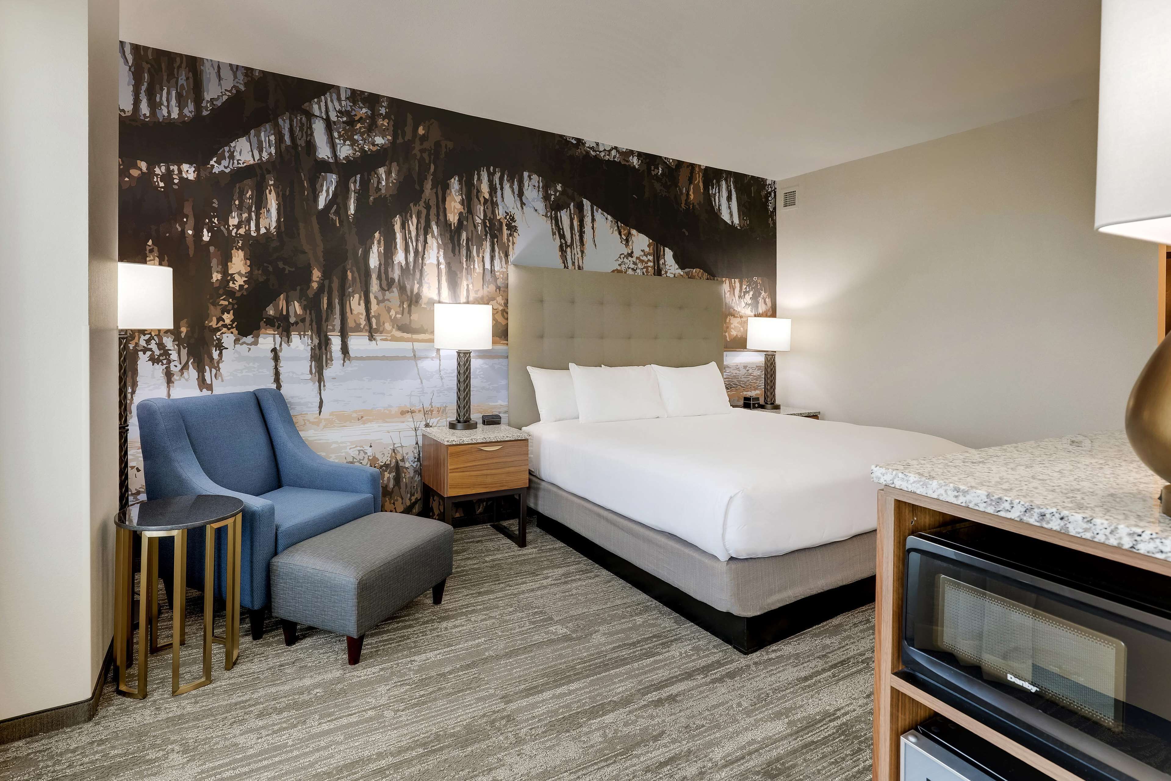 Een bureau, een laptopwerkplek, een strijkplank/strijkijzer