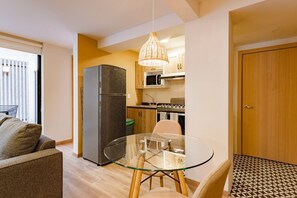 Fridge, microwave, stovetop, coffee/tea maker - VH | Stylish Loft Condesa | Full Patio | 70 (México D.F.)