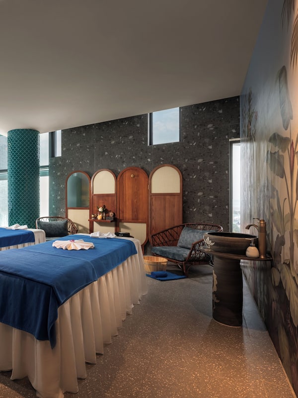 Couples treatment room(s), sauna, hot tub, steam room, body treatments