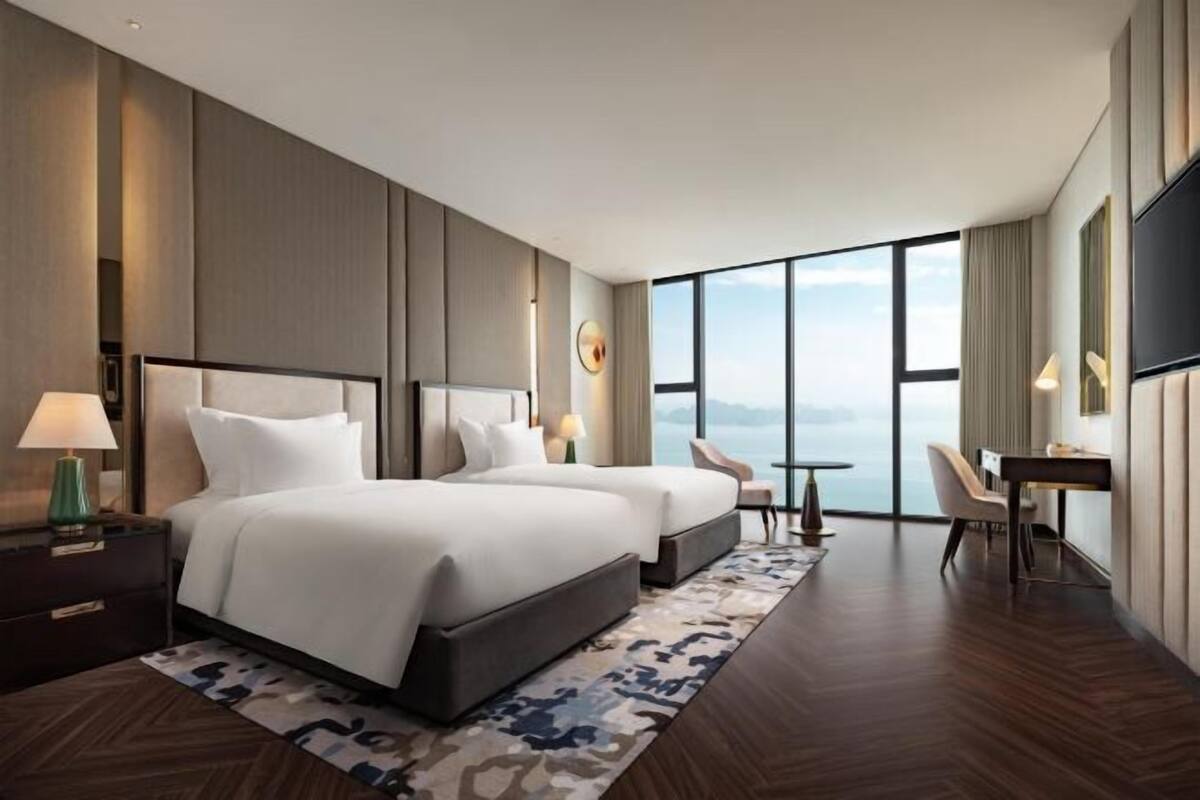 Hypo-allergenic bedding, minibar, in-room safe, desk