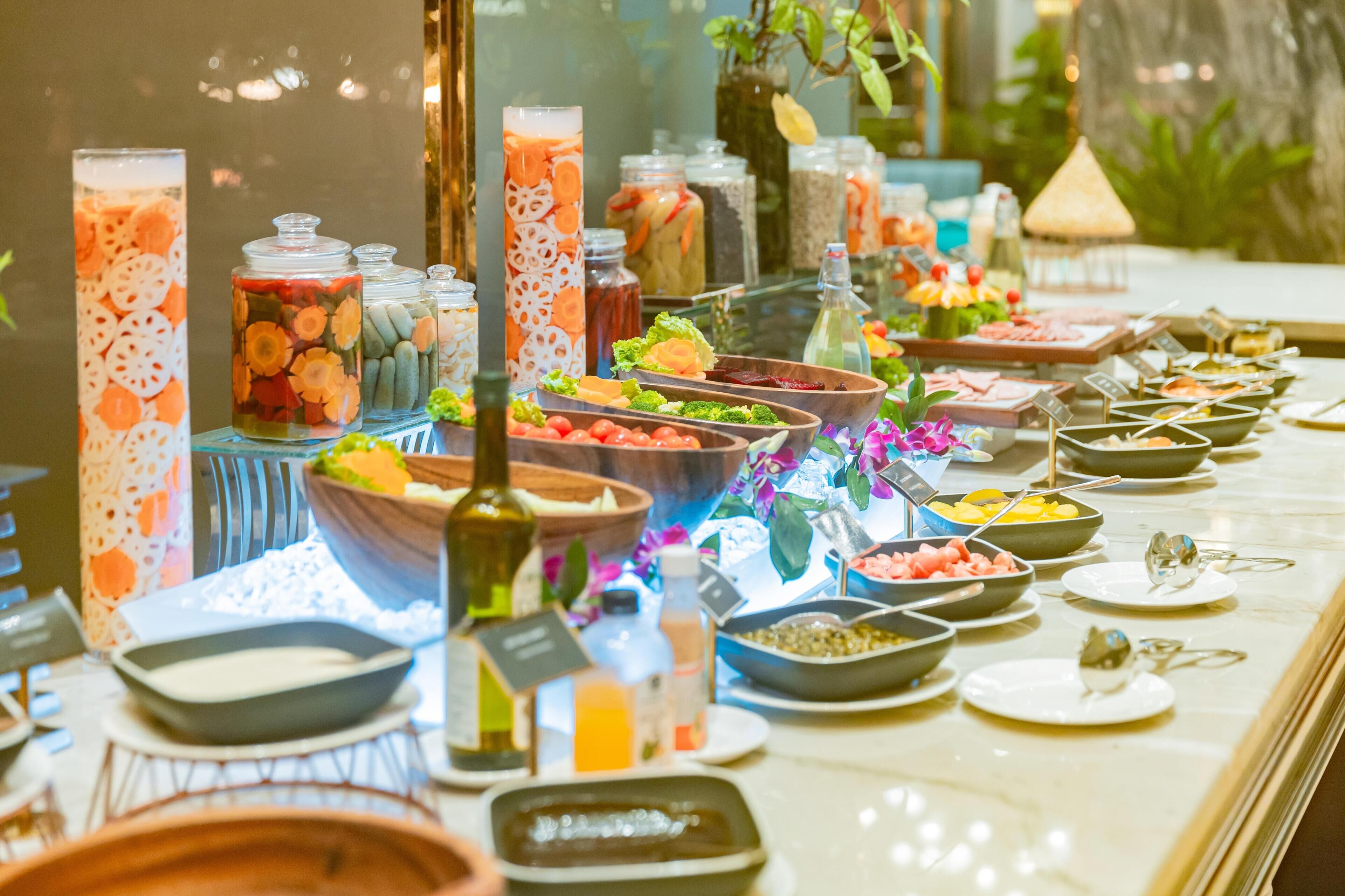 Un buffet proposant une variété de plats et d'accompagnements.