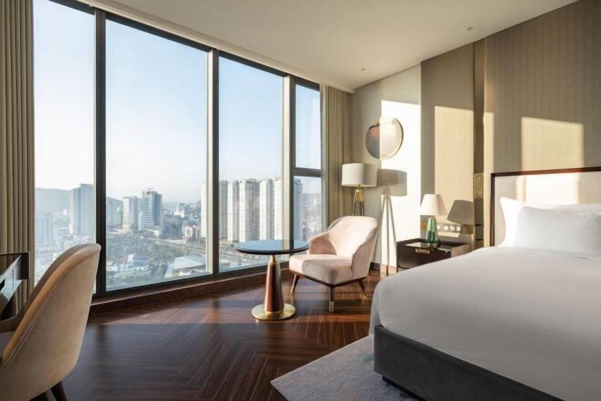 Hypo-allergenic bedding, minibar, in-room safe, desk