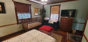 2 makuuhuonetta, työpöytä, silitysrauta/-lauta, ilmainen Wi-Fi