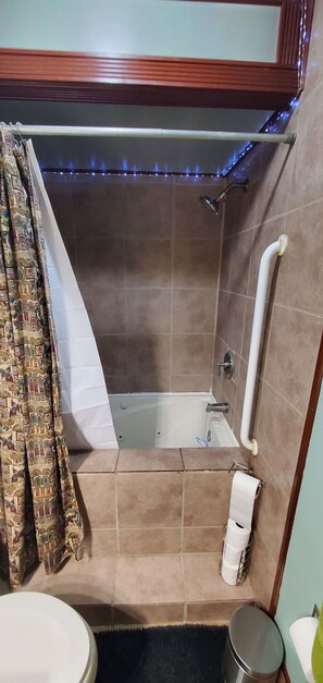 Baignoire à jets, sèche-cheveux, serviettes fournies, savon