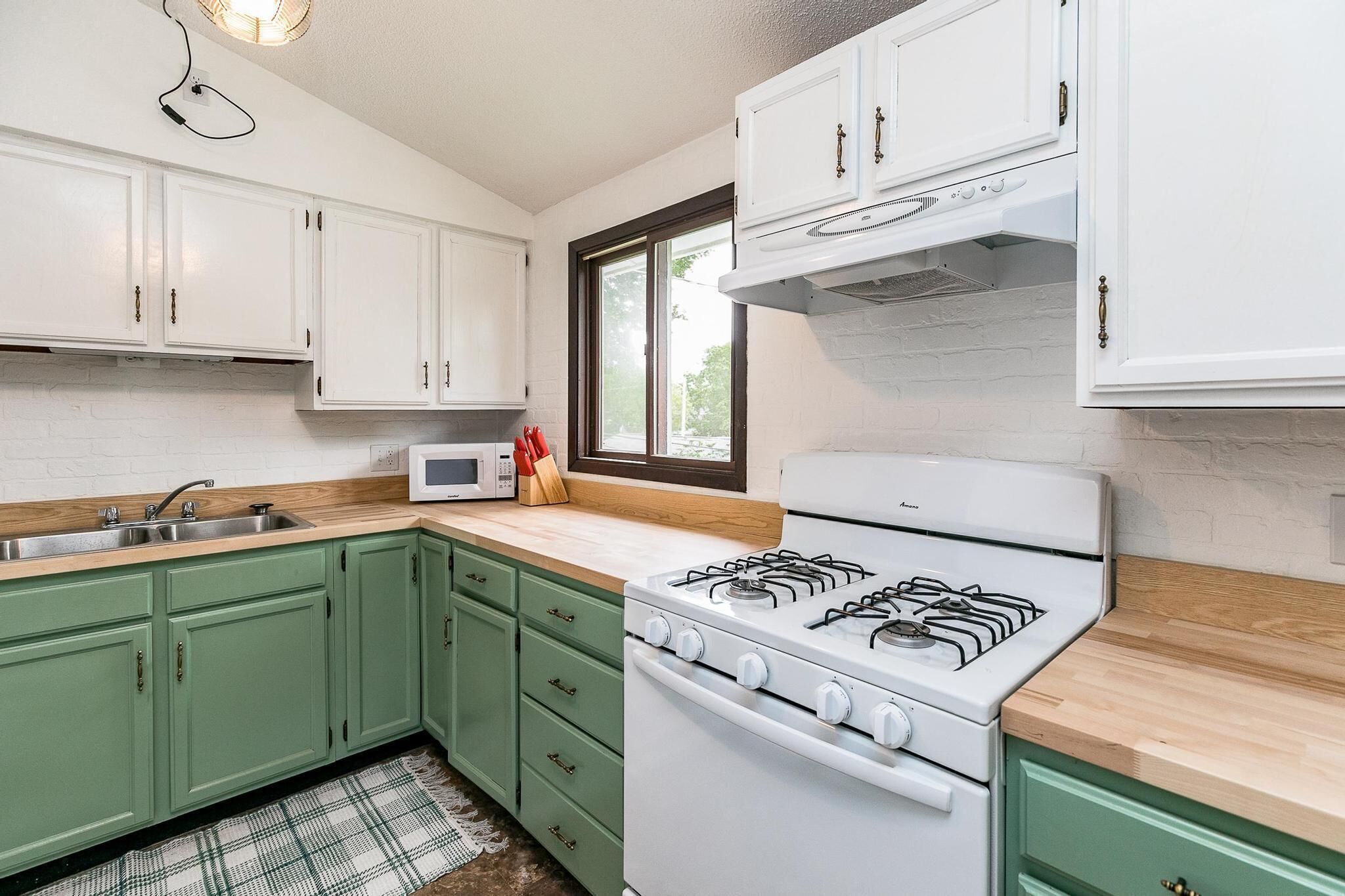 Large House Downtown Mt Vernon, Dog Friendly 