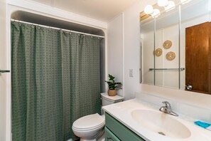 Towels, soap, shampoo, toilet paper