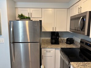 冷蔵庫、電子レンジ、オーブン、コンロ