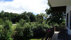 A balcony with a view of a green landscape and trees. - Wohnung 4 a - 1. Etage, 30qm - Eckbalkon (Gstadt am Chiemsee)