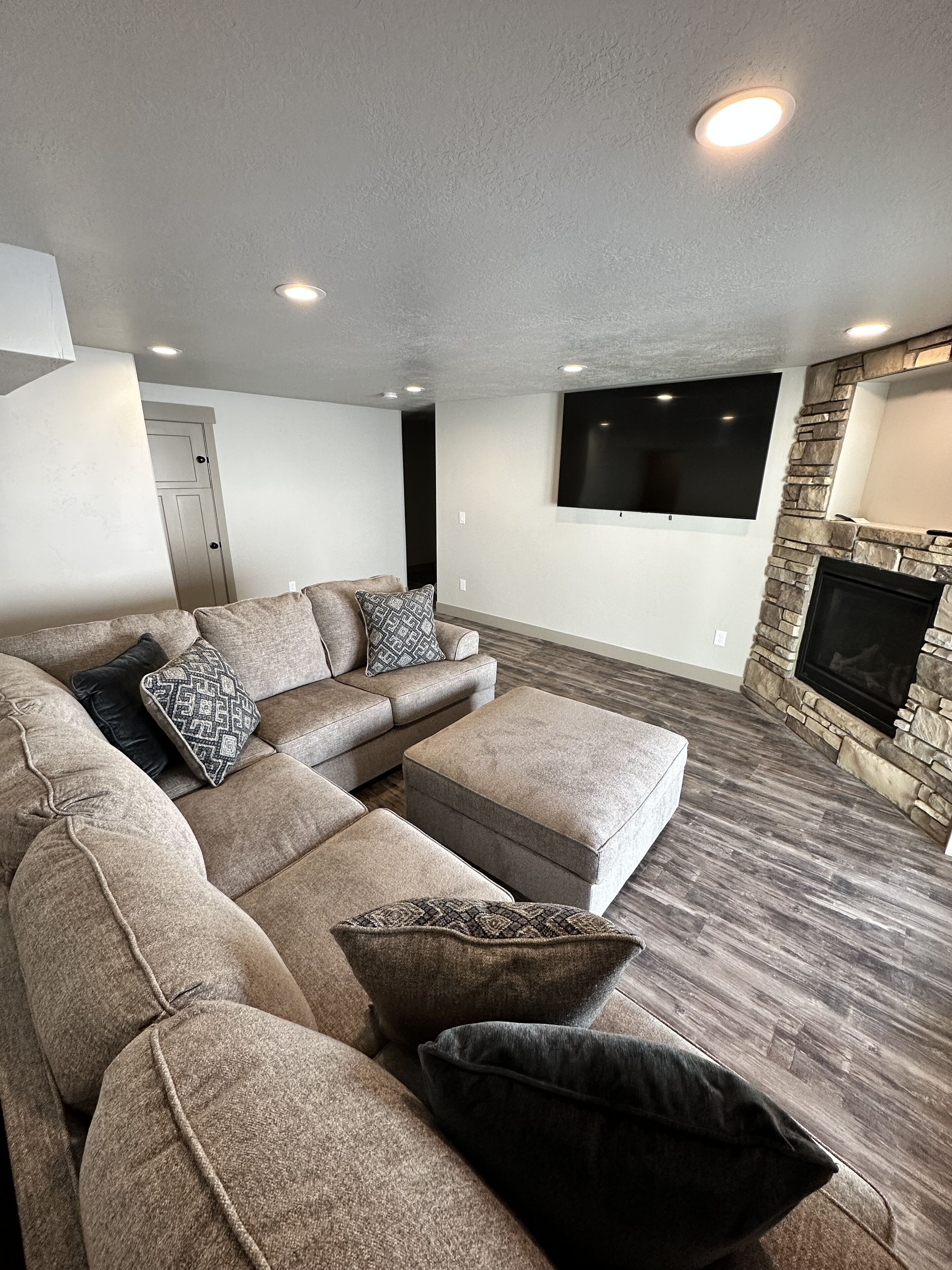 NEW Bear Lake home minutes from Garden City, GORGEOUS views, 2 family rooms