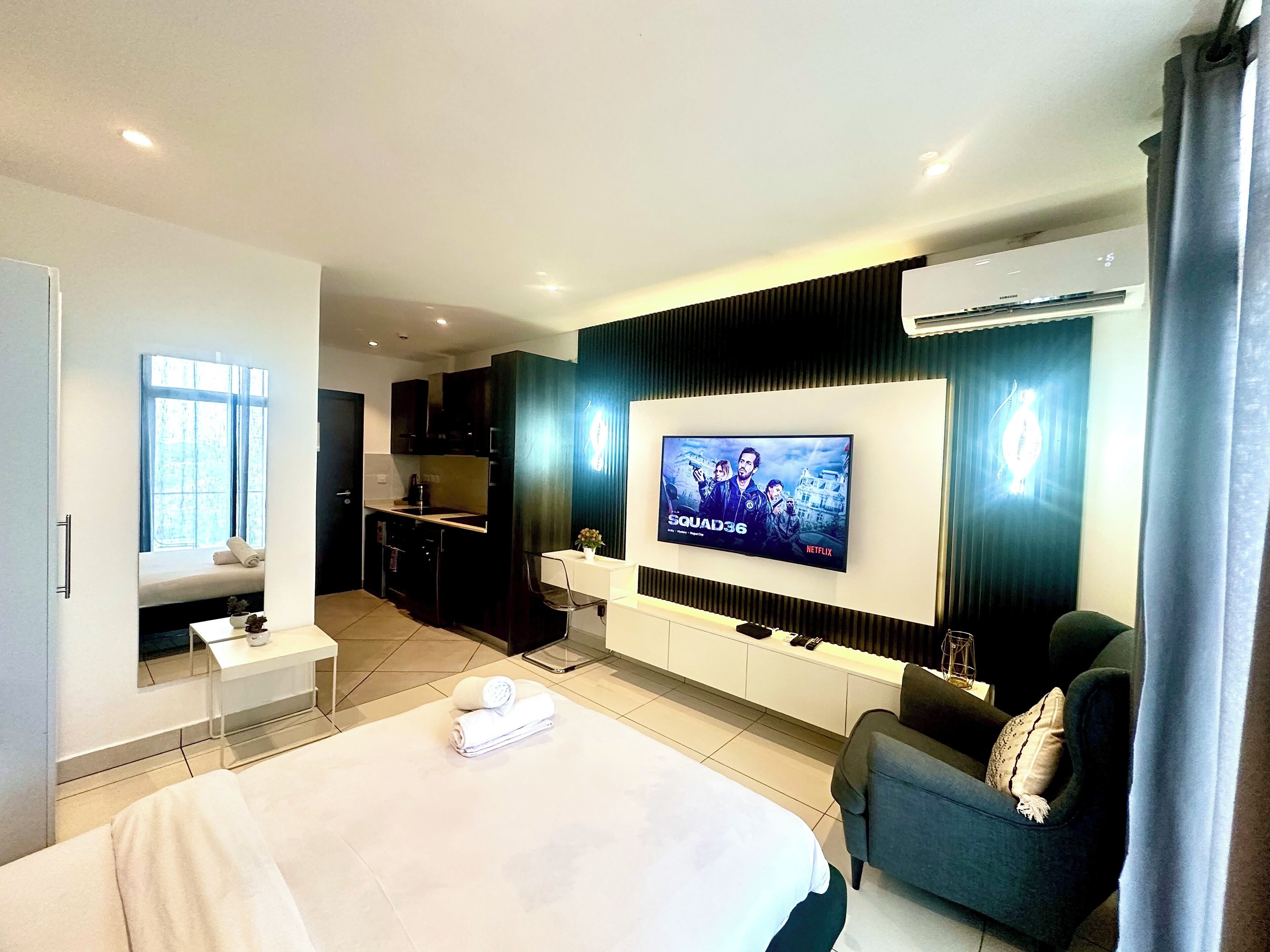 Luxury Studio Suite, Courtyard View | Individually decorated, individually furnished, desk, laptop workspace