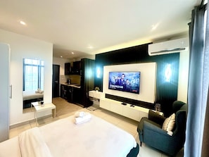 Luxury Studio Suite, Courtyard View | Individually decorated, individually furnished, desk, laptop workspace - Unique Homes by Embassy Gardens (Accra)