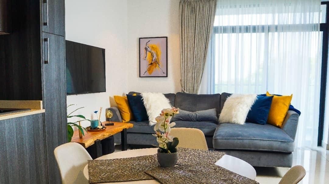 Executive-Apartment, 1 Queen-Bett, barrierefrei | Wohnbereich | 50-Zoll-Smart-TV mit Digitalempfang, Fernseher
