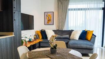 Executive-Apartment, 1 Queen-Bett, barrierefrei | Wohnbereich | 50-Zoll-Smart-TV mit Digitalempfang, Fernseher