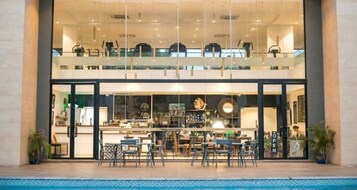 Geladeira grande, micro-ondas, fogão, cooktop