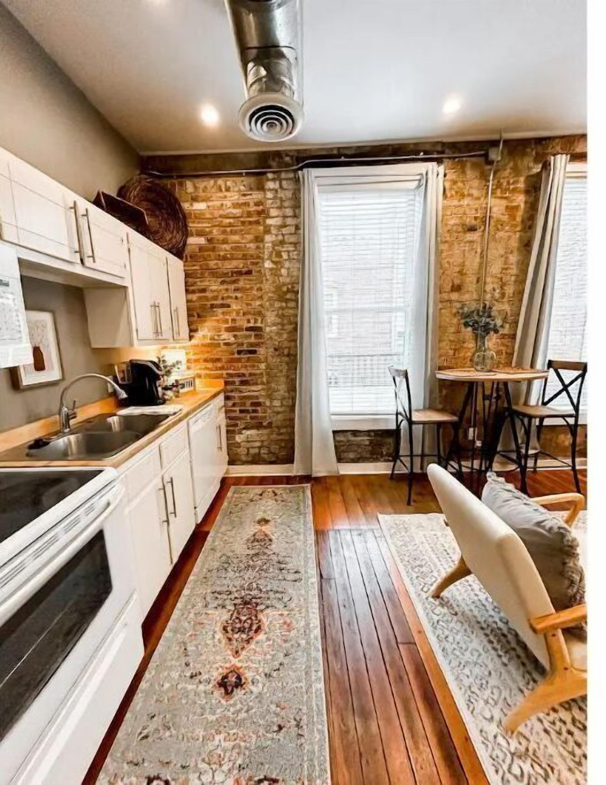 The Stay on Main - Comfortable, Quaint Stay for Two