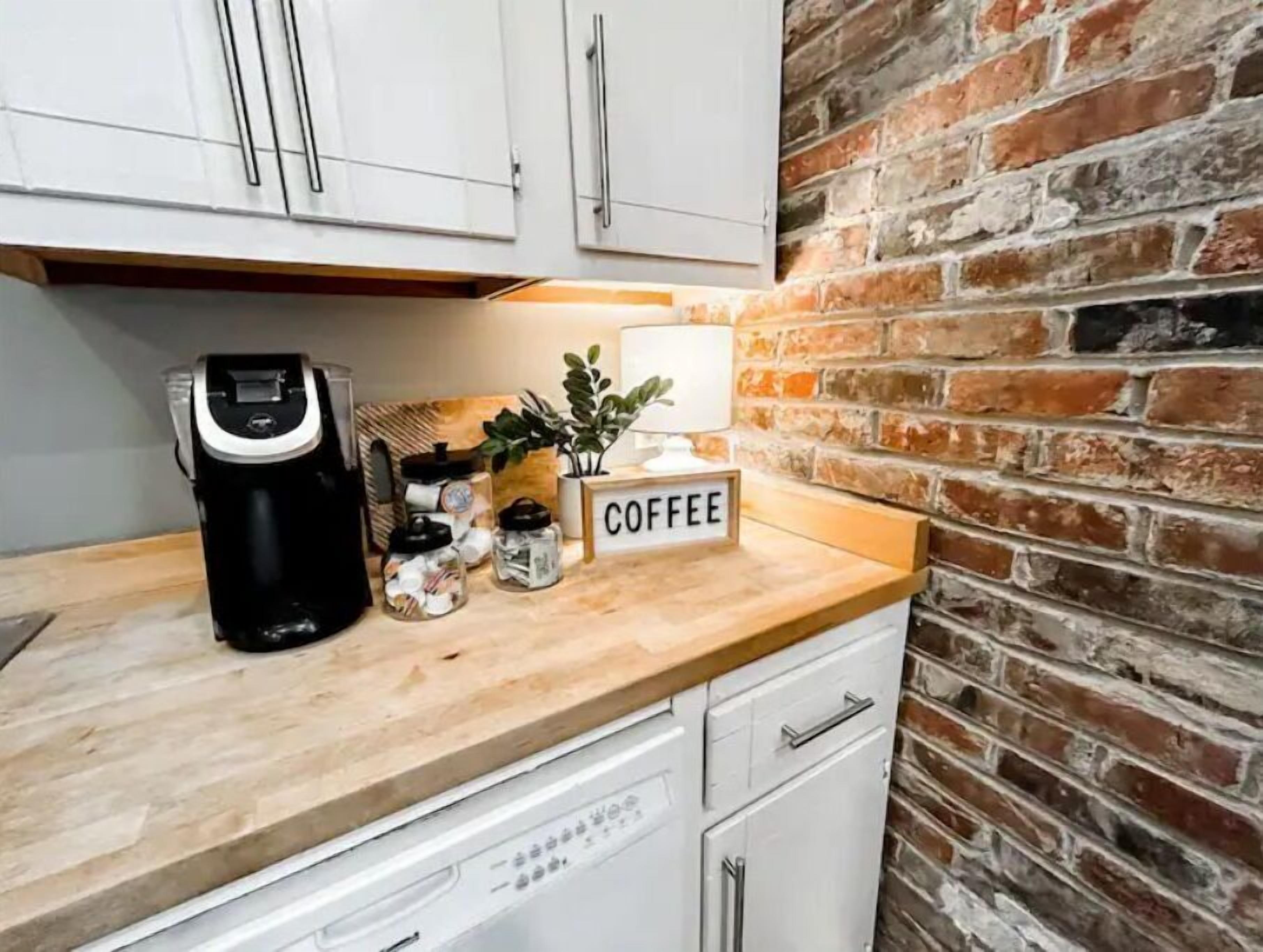 The Stay on Main - Comfortable, Quaint Stay for Two