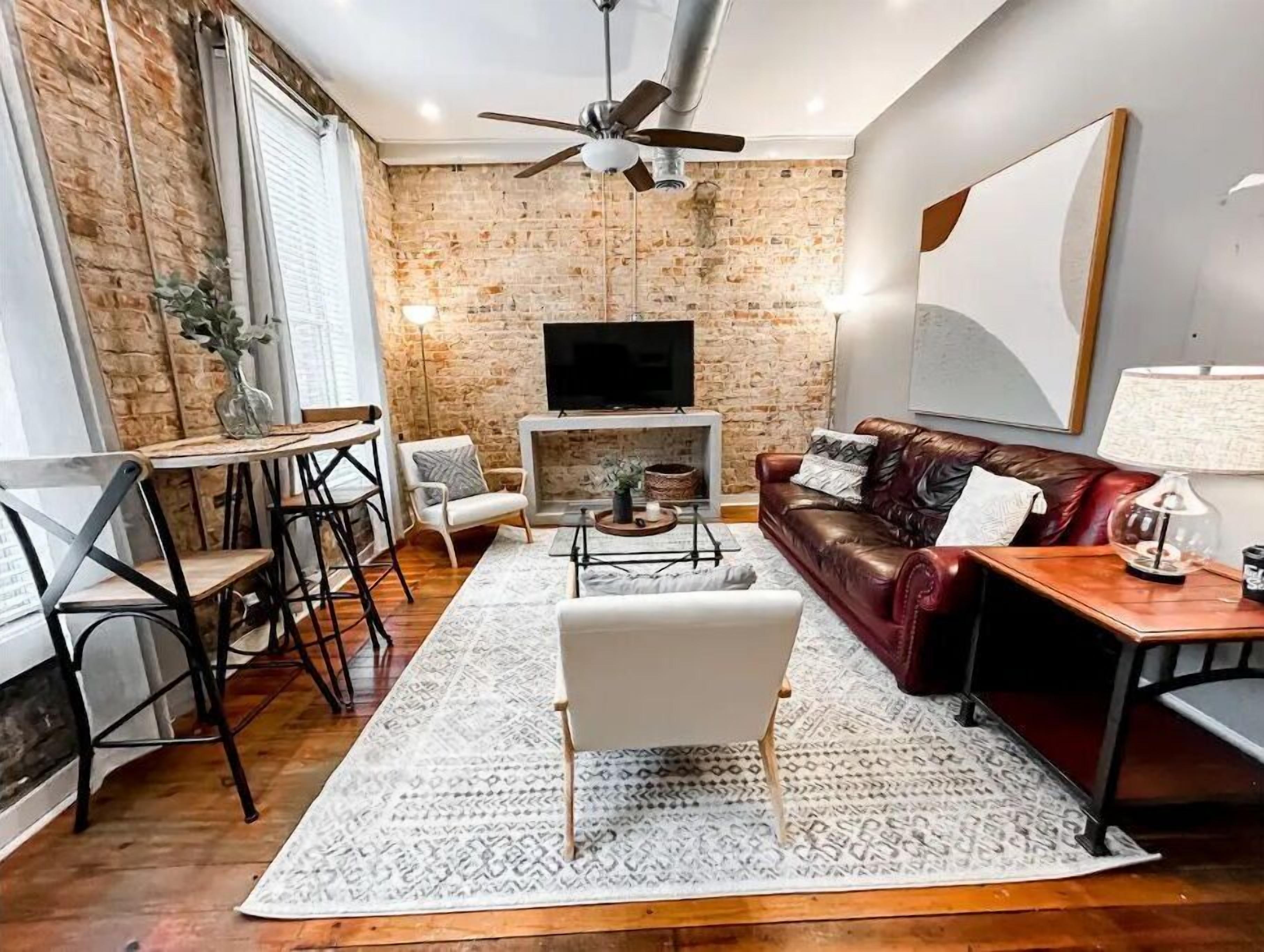 The Stay on Main - Comfortable, Quaint Stay for Two