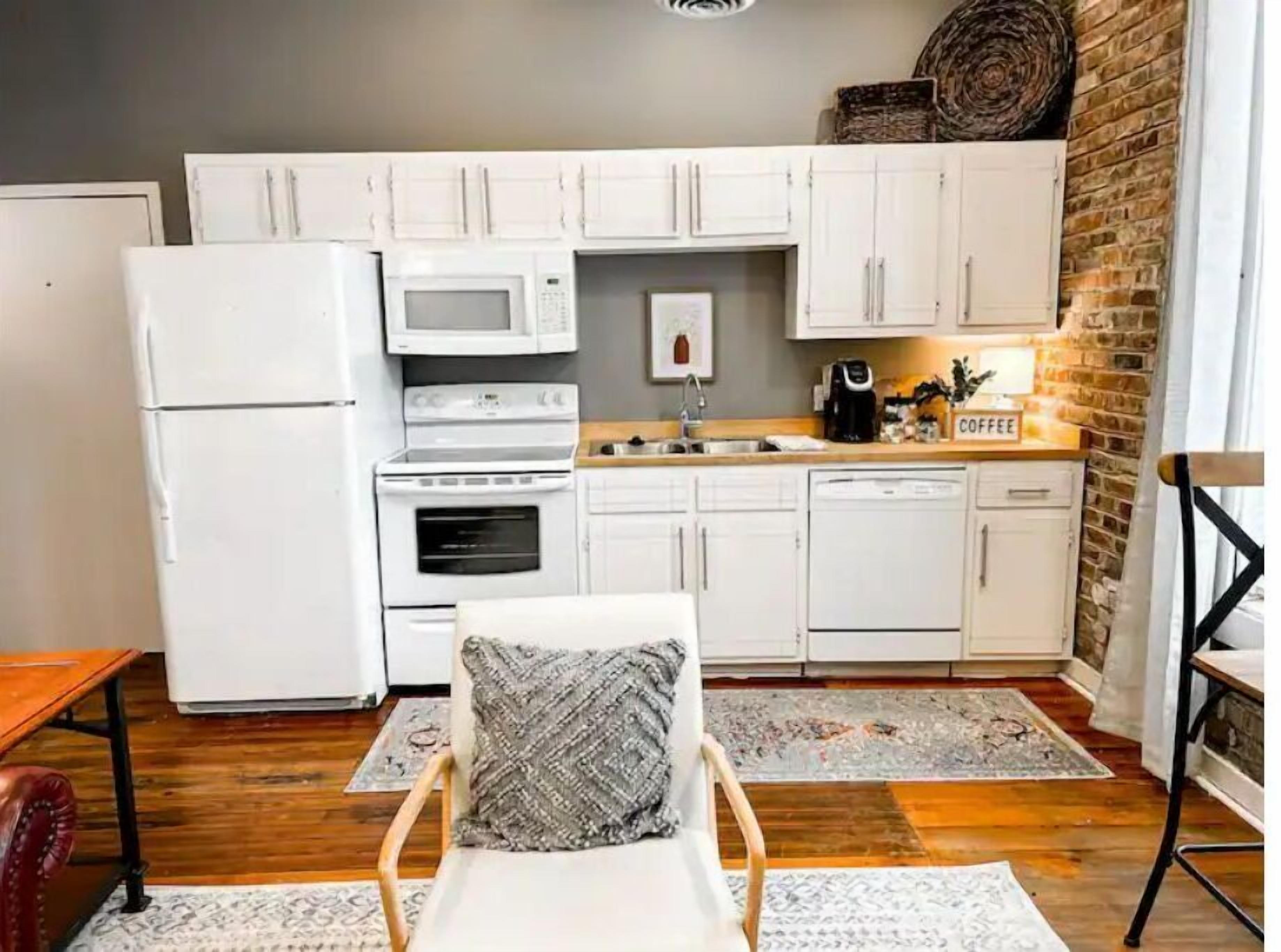 The Stay on Main - Comfortable, Quaint Stay for Two