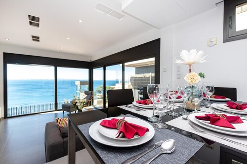 Villa on Almadrava beach, Roses. Private parking, 200m beach, 3 bedrooms, equipped kitchen, terrace, Wi-Fi, air conditioning. Book now for an unforgettable holiday on the Costa Brava!
