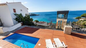 A rooftop pool with a view of the sea, a small building, and white lounge chairs. - Villa on Almadrava beach, Roses. Private parking, 200m beach, 3 bedrooms, equipped kitchen, terrace, Wi-Fi, air conditioning. Book now for an unforgettable holiday on the Costa Brava! (Roses)