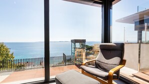 A balcony with a view of the sea, a chair, and a small table. - Villa on Almadrava beach, Roses. Private parking, 200m beach, 3 bedrooms, equipped kitchen, terrace, Wi-Fi, air conditioning. Book now for an unforgettable holiday on the Costa Brava! (Roses)