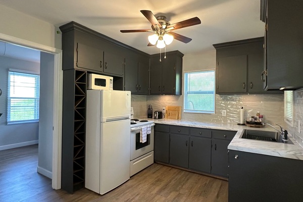 Kylskåp, mikrovågsugn, ugn och spishäll