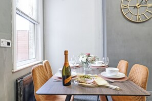 Dining - Captivating 2Bed House in Southend Pet Friendly! (Southend-on-Sea)