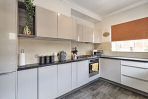 Fridge, microwave, oven, stovetop - Captivating 2Bed House in Southend Pet Friendly! (Southend-on-Sea)