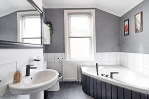 Baignoire, sèche-cheveux, serviettes fournies