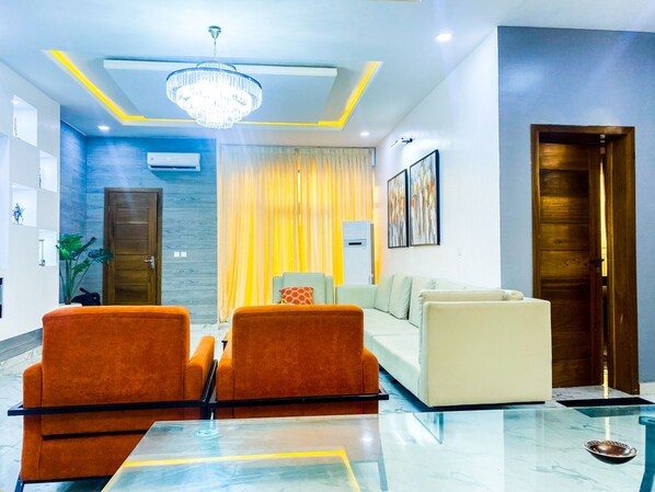 TV - Impeccable 2-Bed Apartment in Lekki With Snooker (Lekki)