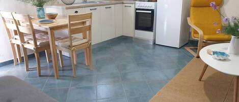 冷蔵庫、電子レンジ、オーブン、コンロ