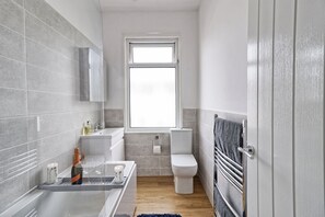 淋浴/盆浴组合、吹风机、毛巾