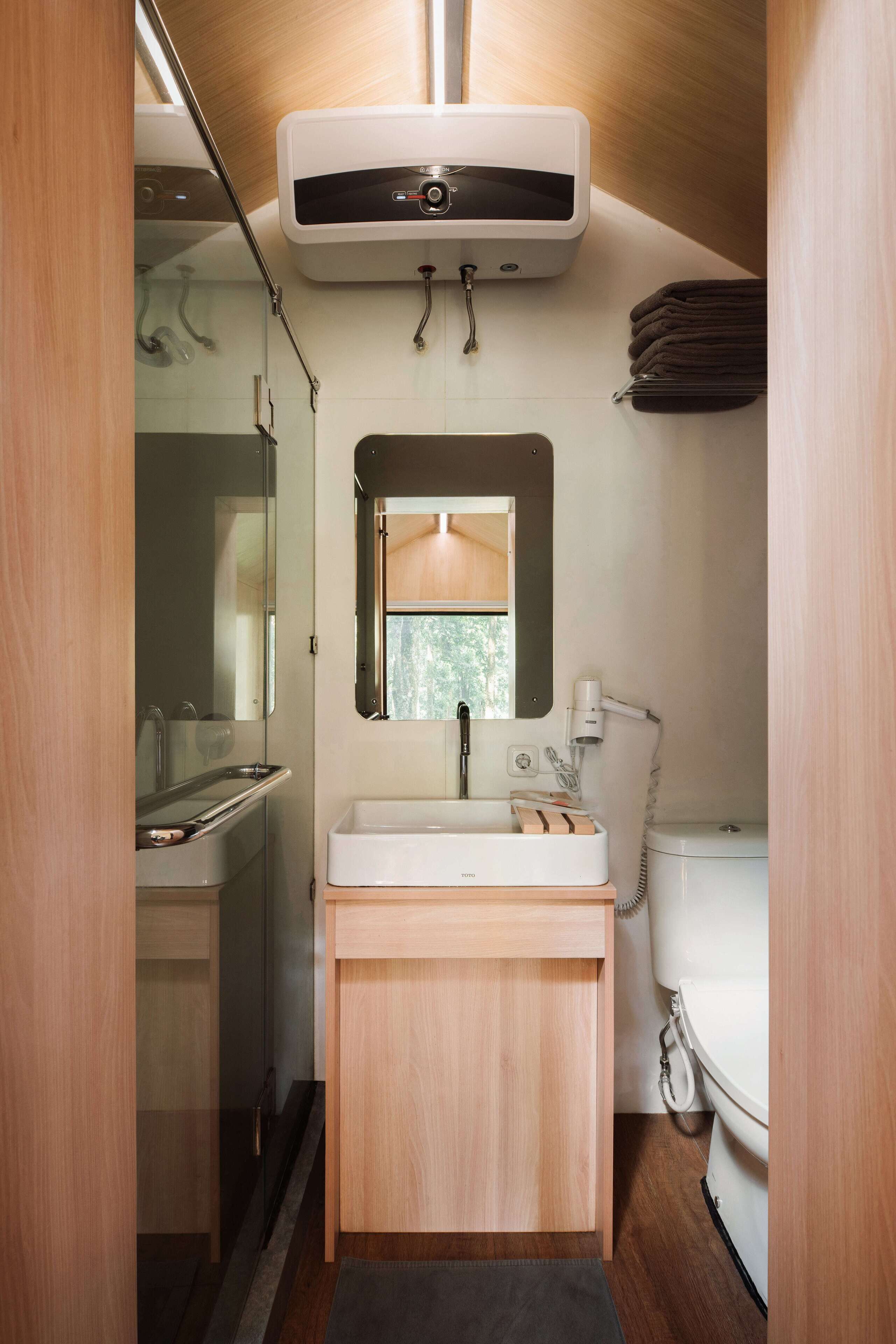 Badkamer | Een douche, een regendouche, gratis toiletartikelen, een haardroger