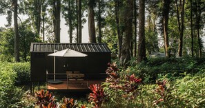 A small cabin with a deck, surrounded by dense forest. - Bobocabin Baturraden (Baturaden)