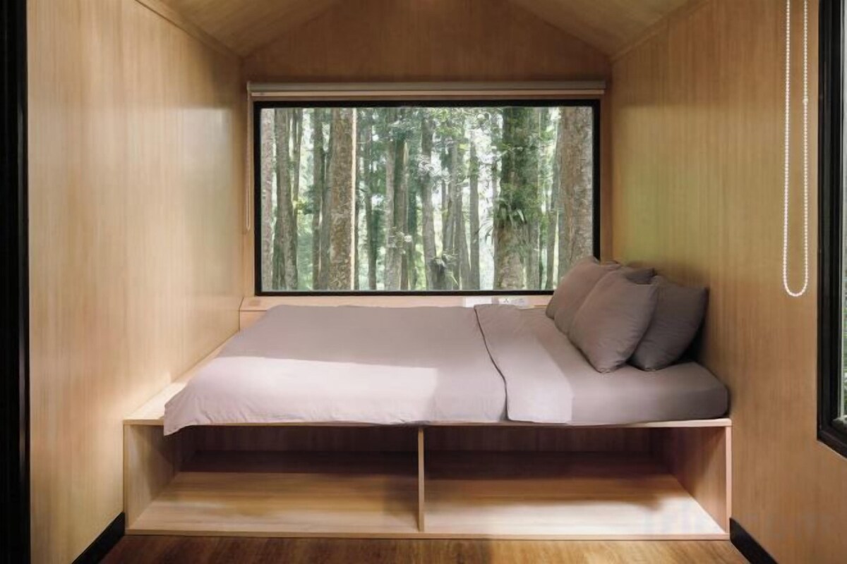 Cortinas opacas, wifi gratis, ropa de cama