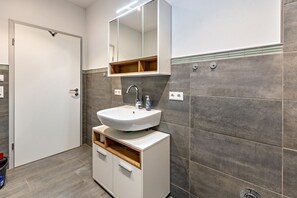 Dusche, Haartrockner, Handtücher