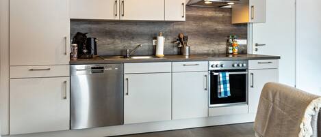 Frigorifero, microonde, forno, piano cottura