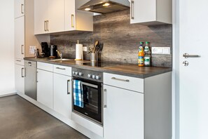 Kühlschrank, Mikrowelle, Ofen, Herdplatte