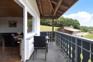 Outdoor dining - Apartment 'Haus Fritz' with Private Terrace, Balcony and Wi-Fi (Dachsberg)