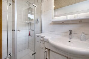 Regadera, amenidades de baño gratuitas, secadora de cabello, toallas 