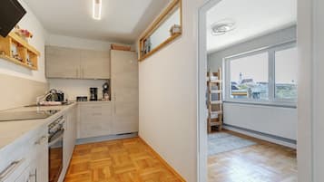 Fridge, oven, stovetop, dishwasher