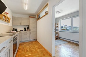 Jääkaappi, uuni, liesi, astianpesukone