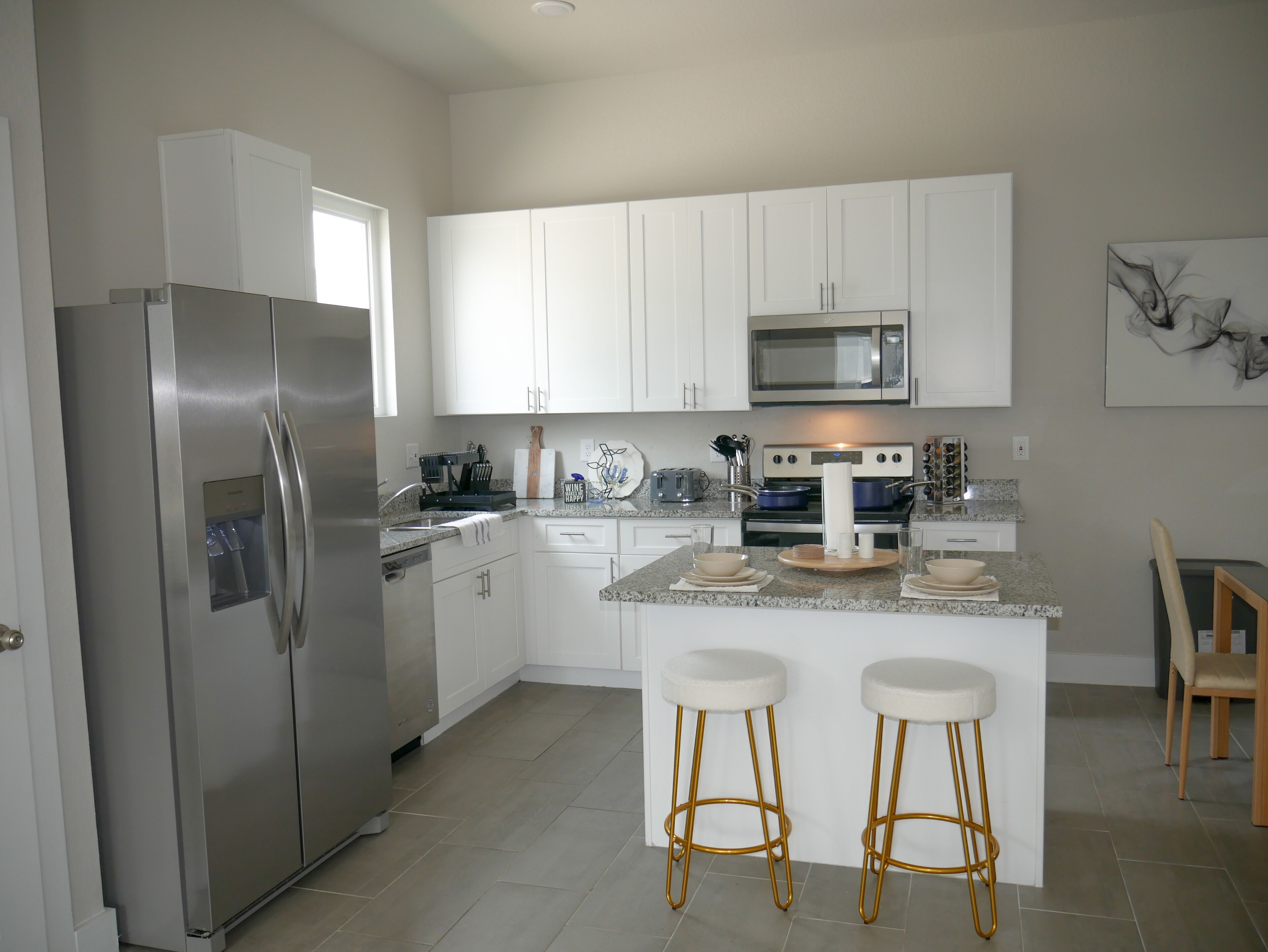 Kylskåp, mikrovågsugn, ugn och spishäll