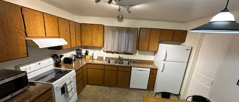 Superior Apartment, Multiple Beds, Non Smoking, Kitchen | Private kitchenette | Full-sized fridge, microwave, oven, stovetop