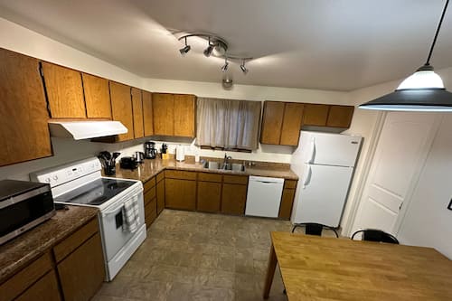 Apartament superior, diversos llits, no fumadors, cuina | Cuina bàsica privada | Frigorífic gran, microones, forn i placa de cuina
